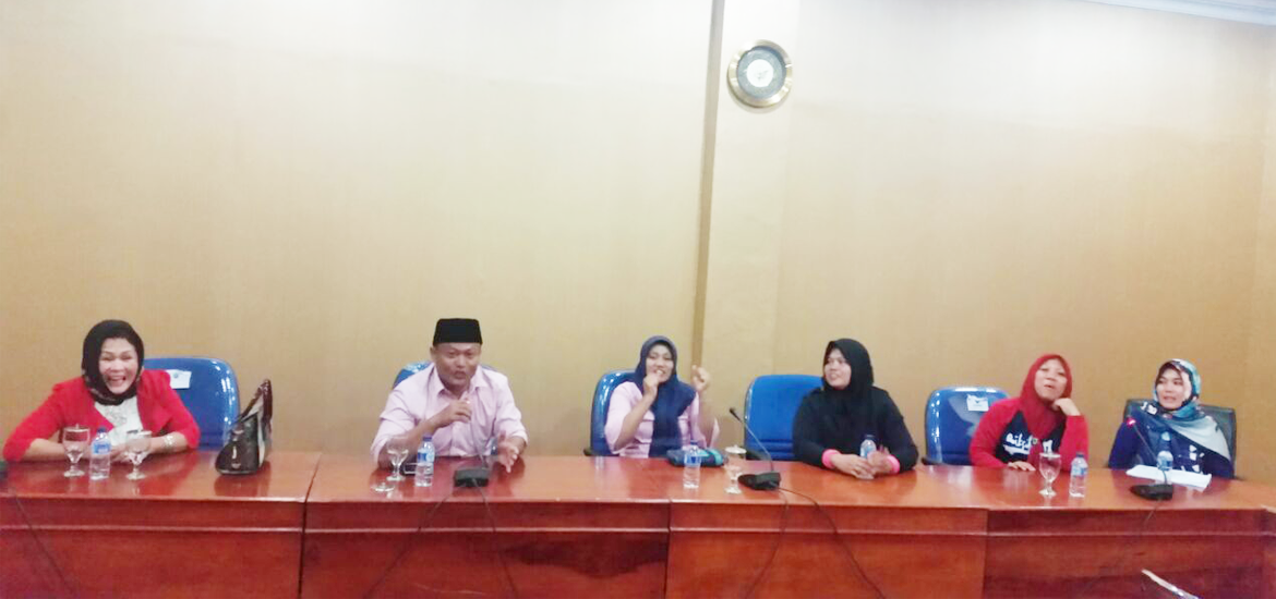 Para wali murid SDN 7 Kota Bengkulu dan didampingi Komunitas Pemberdayaan Perempuan Dan Anak saat menghadap dewan