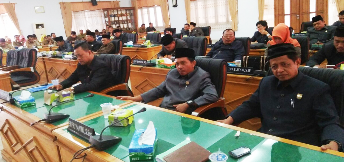 -- Tampak hadir anggota DPRD Bengkulu Utara mengikuti rapat paripurna --