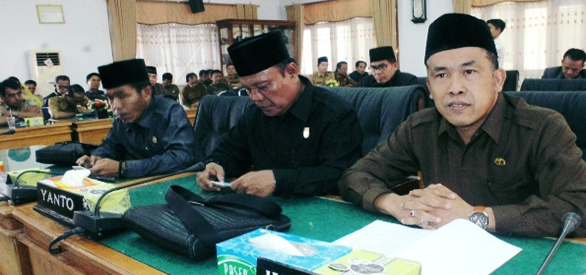 -- Anggota DPRD Bengkulu Utara mengikuti rapat paripurna --