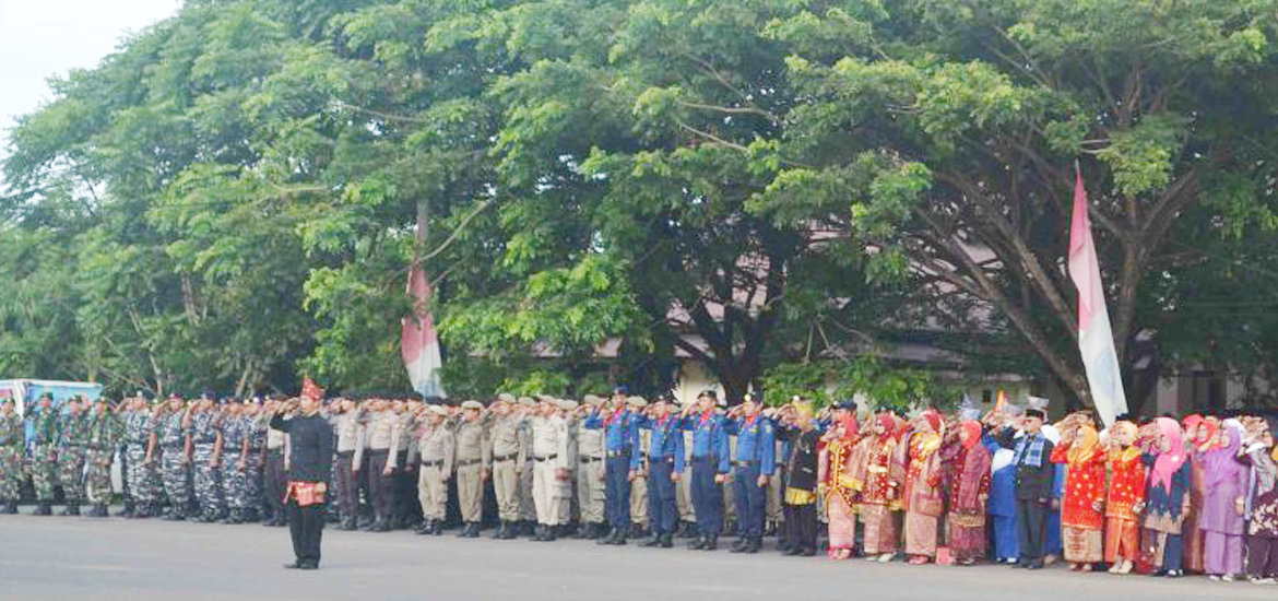 Penghormatan kepada bendera merah putih saat upacara mempringati Hari Jadoi Kota Bengkulu ke 299