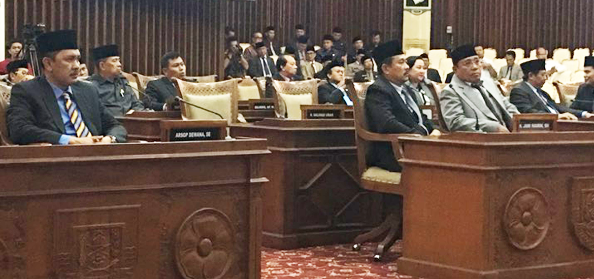 Anggota DPRD Provinsi Bengkulu mengikuti rapat paripurna