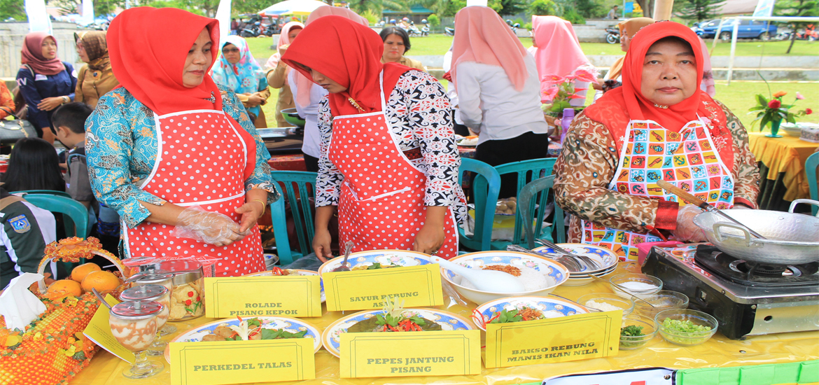 Antusiasme peserta Lomba Cipta Kuliner Tradisional dengan berbagai macam keunikan masakan yang di tonjolkan dalam lomba event pesona Ratu samban