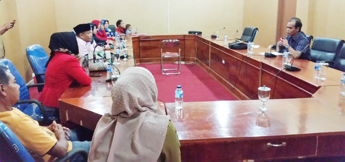 -- Waka II DPRD Kota Teuku Zulkarnaen saat menanggapi keluhan para wali murid SDN 7 Kota Bengkulu --