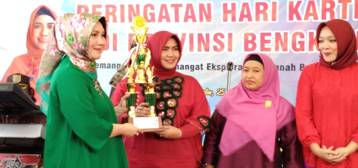 -- Penyarahan hadiah kepada para pemenang lomba Kartini 2018 --