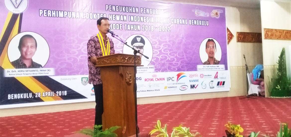 -- Ketua PDHI Cabang Bengkulu terpilih, Drh. Hafli Hasibuan menyampaikan sambutan --