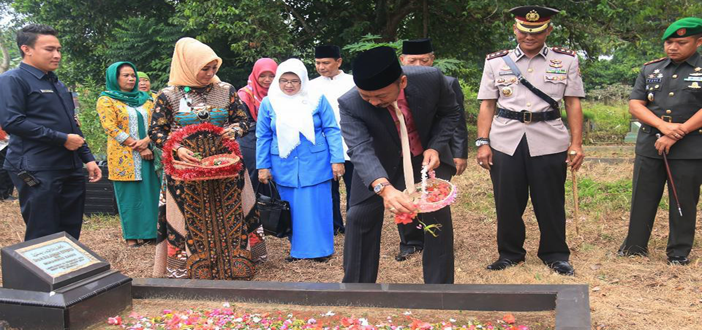 Ismaun saat ziarah ke makam mantan Walikota Bengkulu