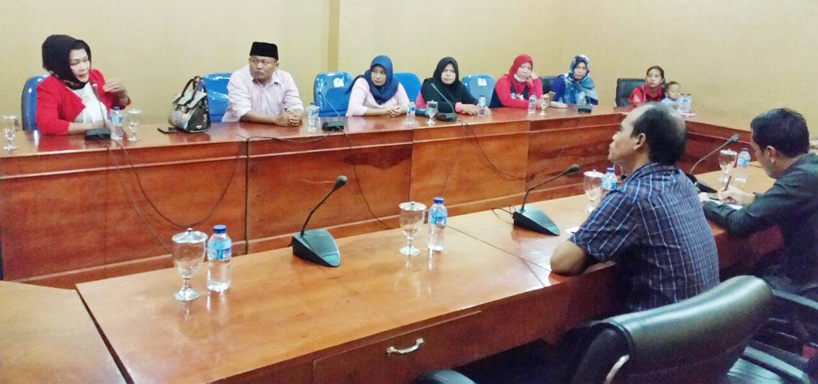 Yusni dari Komunitas Pemberdayaan Perempuan dan Anak menyampaikan aspirasi para wali murid SDN 7 Kota Bengkulu
