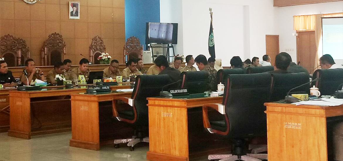 -- Tampak hadir OPD terkait membahas raperda magrib mengaji --