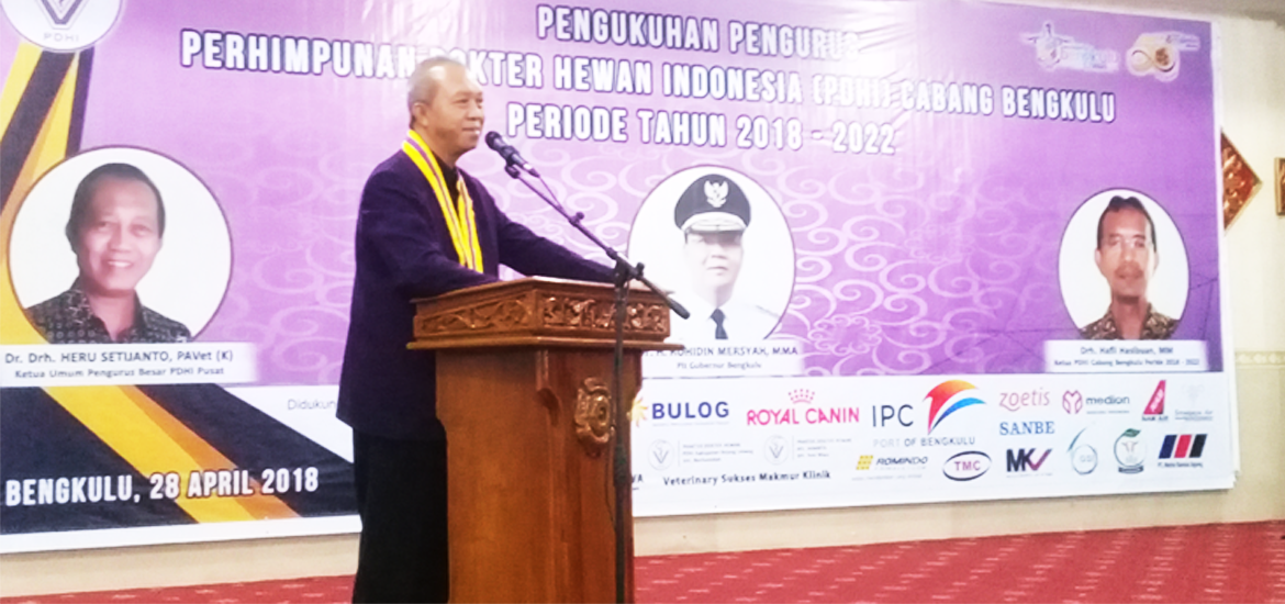 -- Ketua Umum Pengurus Besar PDHI Dr. Drh. Heru Setijanto memberikan sambutan --