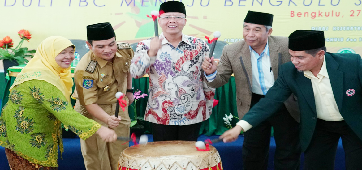 Pemukulan Dol oleh Plt Gubernur Rohidin Mersyah, Kadis Kesehatan Herwan Antoni  dan Pemateri Seminar