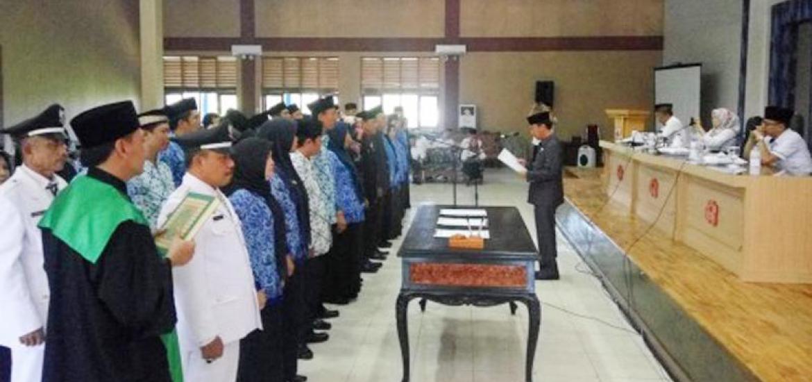 Pelantikan terhadap 45 orang ASN ini terdiri dari 3 orang eselon III, 37 orang eselon IV, dan 5 orang kepala sekolah yaitu 3 orang kepala sekolah SD dan 2 orang kepala sekolah SMP
