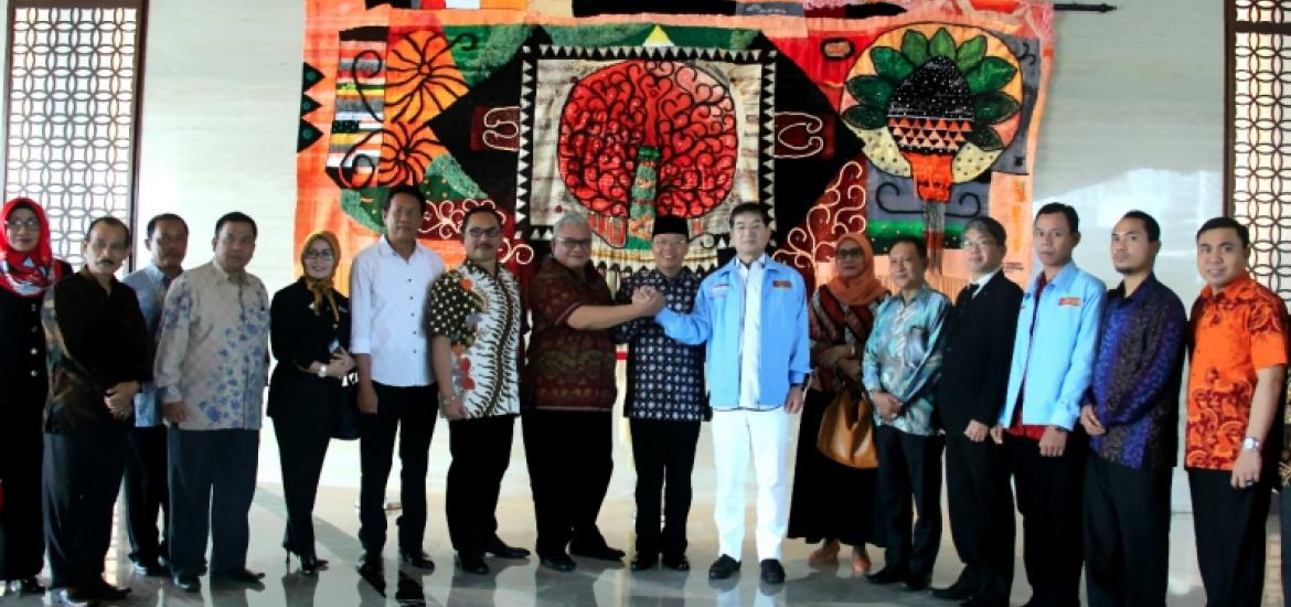 Foto bersama sesaat setelah pertemuan