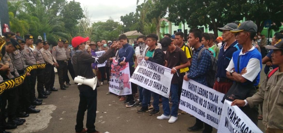 Dedi (Topi Merah) saat memimpin aksi di depan kantor gubernur Provinsi Bengkulu