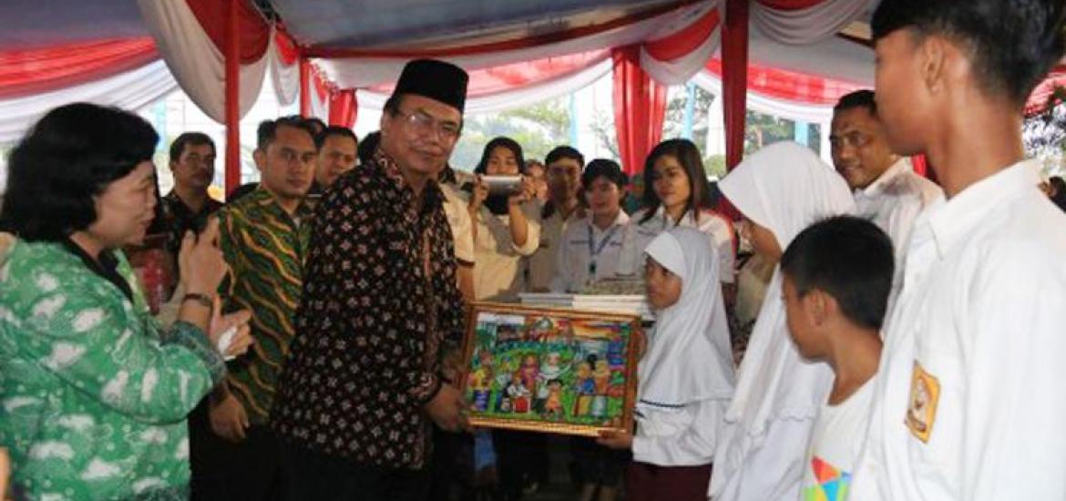 Pemerintah pusat melalui Kementerian Sosial menyerahkan bantuan Program Keluarga Harapan (PKH) non tunai di Kota Bengkulu