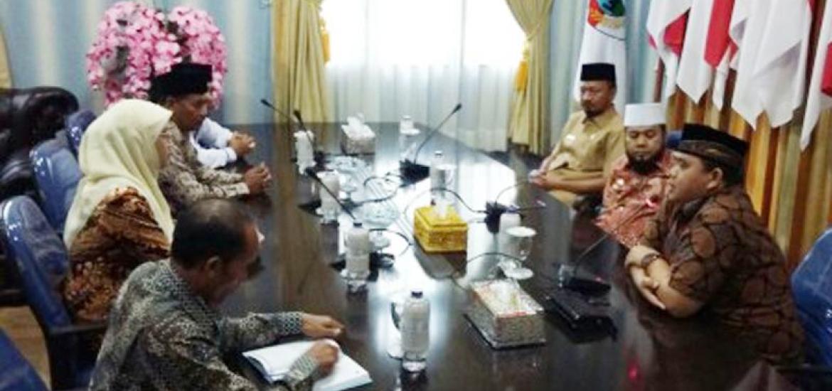 Ketua KPU Kota Bengkulu dan sejumlah komisioner KPU lainnya melakukan kunjungan kerja dengan Walikota Bengkulu, Senin (31/7