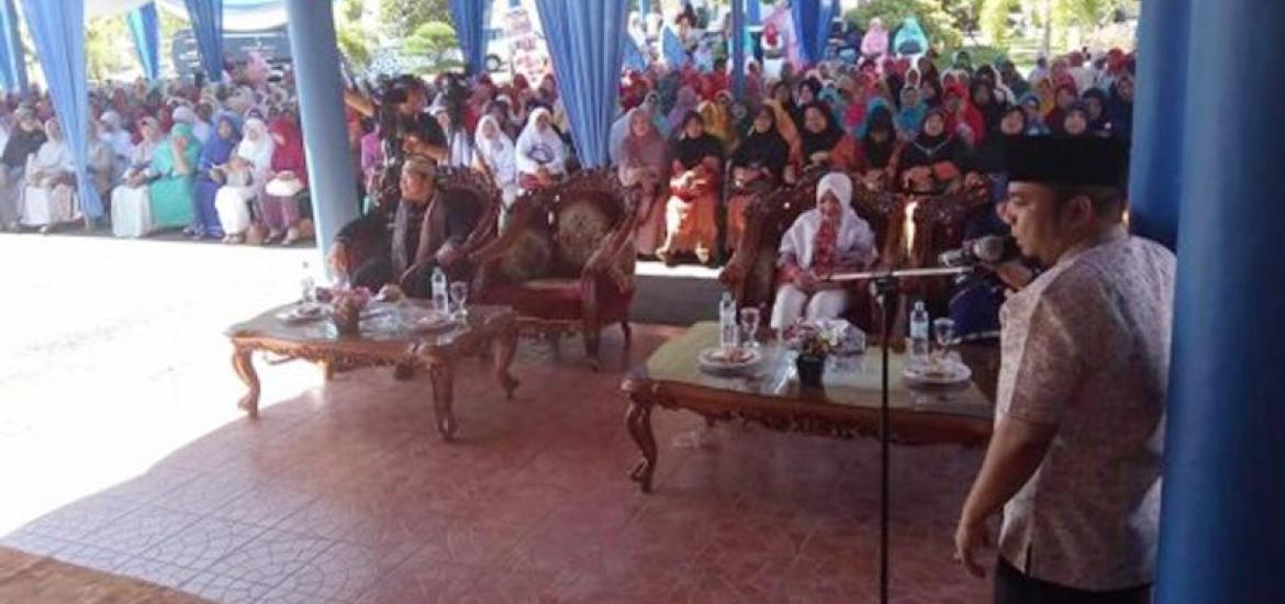 Walikota Bengkulu H. Helmi Hasan saat pengajian rutin bulanan yang diikuti BKMT se-Kota Bengkulu beserta masyarakat di Balai Kota