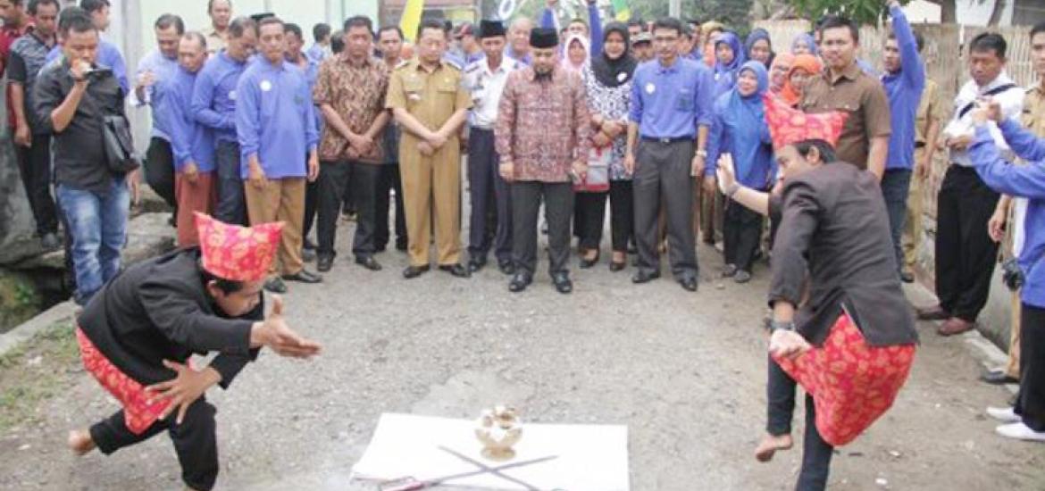 Walikota Helmi secara resmi meluncurkan program pencegahan dan peningkatan kualitas kawasan permukiman kumuh kota Bengkulu di kawasan Keluarahan Lempuing.