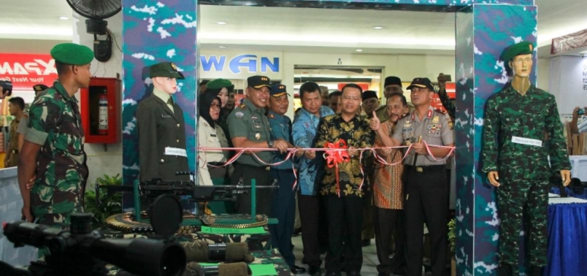 Pelaksana Tugas (Plt) Gubernur Bengkulu Rohidin Mersyah membuka pameran Alat Utama Sistem Persenjataan (Alutsista) yang digelar Komando Resort Militer 041 Gamas di lantai dasar Bencoolen Mall Kota Bengkulu.