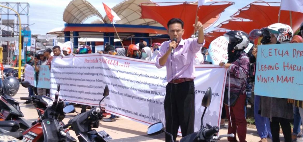 Massa yang terhimpun dari Kelompok Somalia tunut ketua DPRD Lebong mundur 