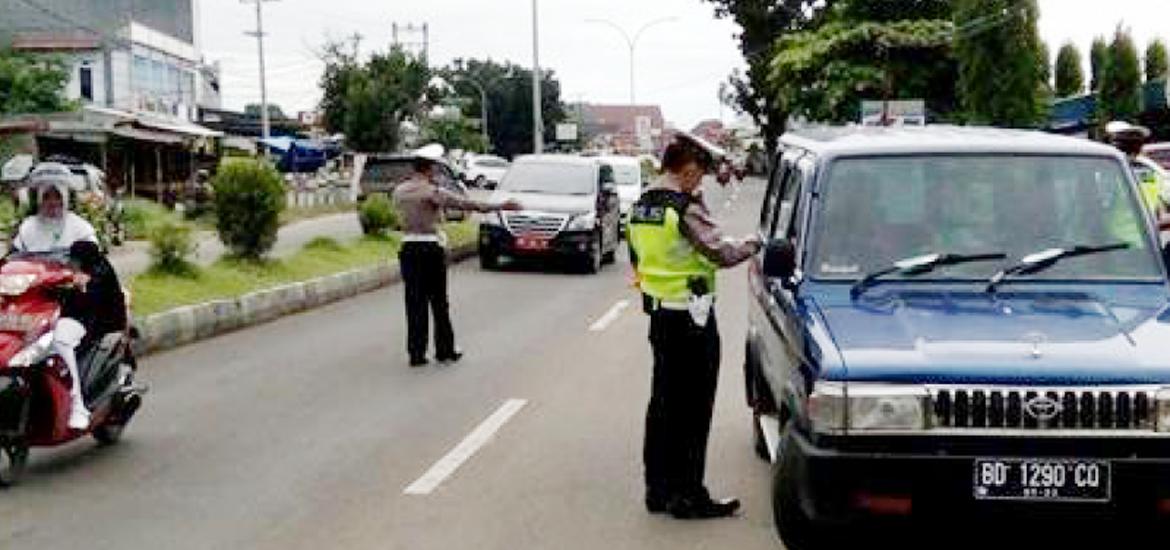 Polisi menghentikan kendaraan dinas dan juga kendaraan lainnya saat razia di KM 6,5 Kota Bengkulu