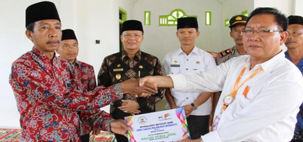Penyerahan bantuan PT. Pelindo II Cabang Bengkulu senilai 50 Juta Rupiah kepada Masjid Nurul Amal Desa Telaga Dalam Kec. Pino Raya Bengkulu Selatan Kamis (27/4/2017)