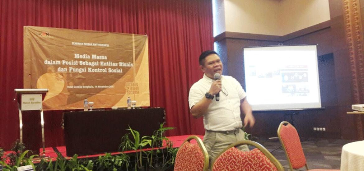 Pemateri memaparkan didepan para pemimpin redaksi media massa di Bengkulu