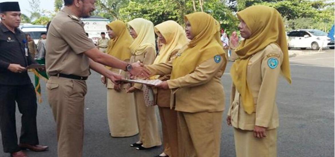 Sekretaris Kota Bengkulu Marjon, menyerahkan secara simbolik Surat Keputusan (SK) kenaikan pangkat kepada 372 pegawai negeri sipil dilingkup Pemkot Bengkulu