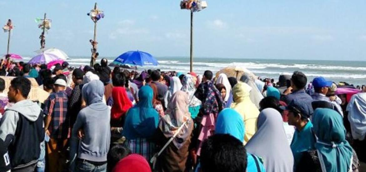 Memperingati Hari Ulang Tahun RI ke 72 Pemerintah Provinsi Bengkulu menggelar lomba panjat pinang di Pantai Panjang, Minggu (20/8/2017)