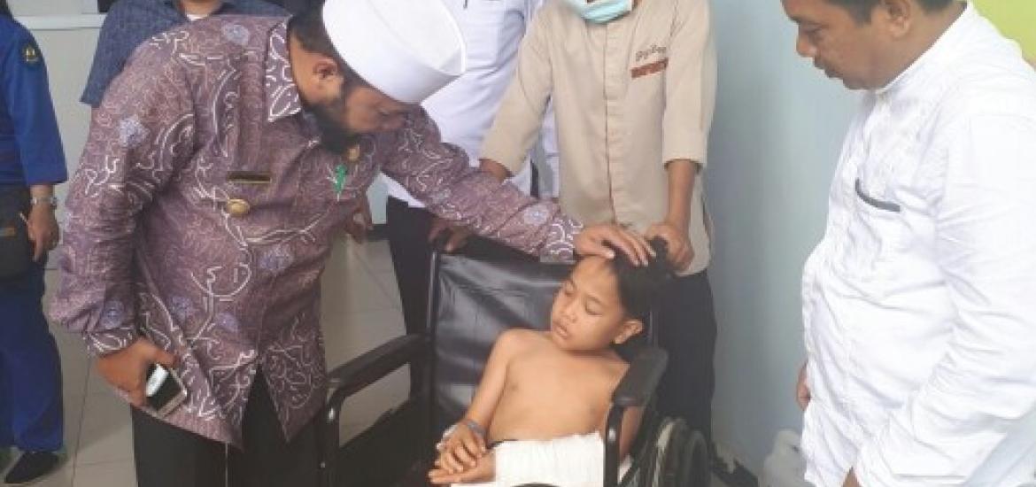 Walikota Helmi Hasan mengantarkan keberangkatan buah hati Helda dan Abadi ini dari RS. M. Yunus Bengkulu