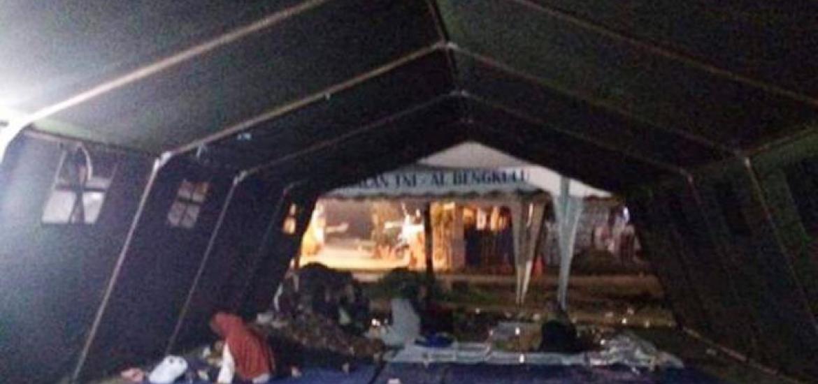 Pemkot Bengkulu memberikan bantuan kepada warga terkena banjir