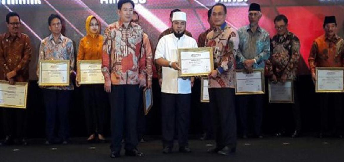 JAKARTA – Walikota Bengkulu Helmi Hasan menerima Anugerah Indonesia Attractiveness dari Majalah Tempo, Jumat malam (29/09/2017) di Java Ballroom, The Westin Jakarta, Jalan H. R Rasuna Said, Karet Kuningan, Jakarta. Penyerahan Anugerah dilakukan oleh Menteri Dalam Negeri Tjahjo Kumolo yang diwakili oleh Prof. Zuhdan Arif Fakrulloh.  Terpilihnya Kota Bengkulu sebagai pemenang Indonesia Attractiveness Award 2017 menunjukkan adanya potensi besar Kota Bengkulu dalam menarik minat para investor berbagai industri 