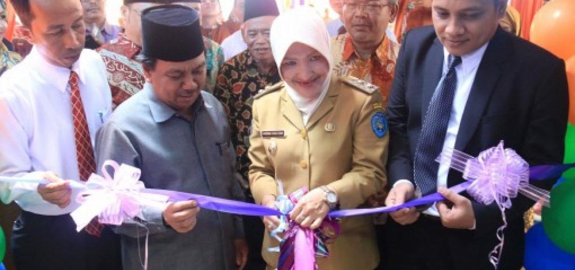 Wawalikota Bengkulu meresmikan Bank Perkreditan Rakyat Syariah (BPRS) Adam