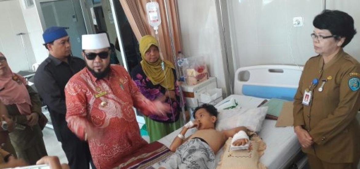 Walikota Bengkulu mengunjungi Rizki Ramadani (9) di salah satu ruang bangsal di RSUD kota Bengkulu
