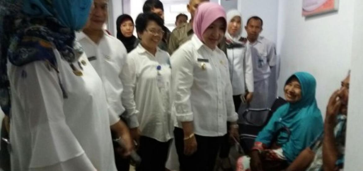 Wakil Walikota Bengkulu Patriana Sosialinda meninjau langsung pelayanan kesehatan RSUD Kota Bengkulu