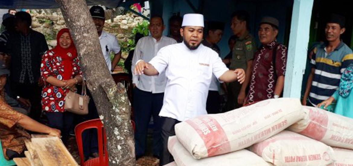 Walikota menyerahkan secara langsung bantuan pasca runtuhnya tembok SMAN 4 Kota Bengkulu