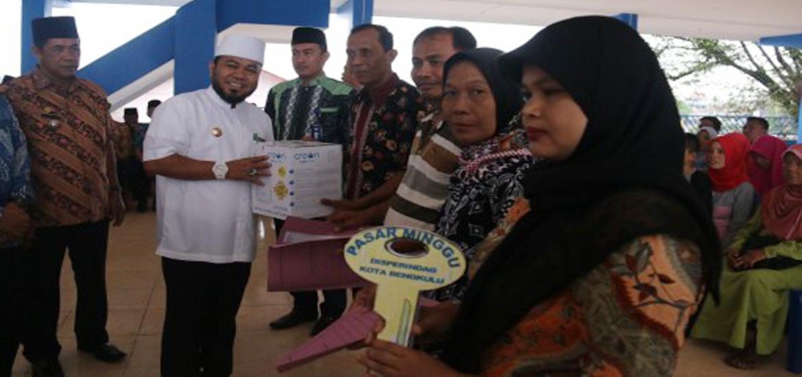 Walikota Bengkulu Helmi Hasan meresmikan secara simbolik auning di Pasar Minggu Bertingkat (PMB)