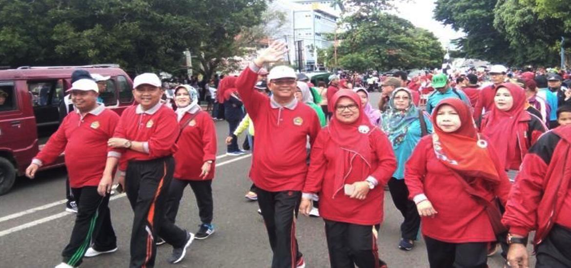 Kakanwil kemenag Provinsi Bengkulu dan Asisten I Pemprov tampak mengikuti  jalan santai