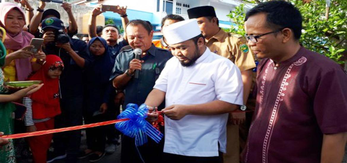 Pemotongan pita peresmian Jalan Kapuas 1 Oleh Walikota Helmi Hasan