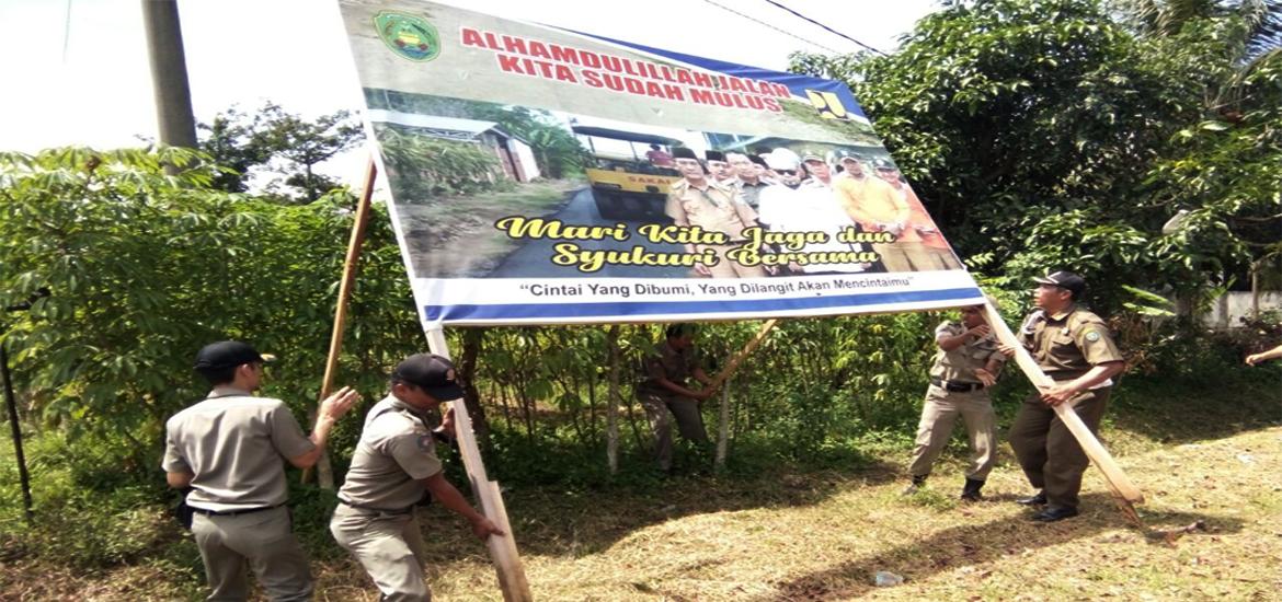 Penertiban baliho paslon Pilwakot Bengkulu, Rabu (28/2/2018)