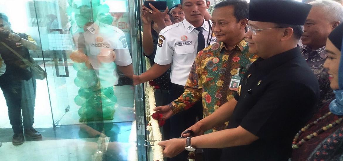 Plt Gubernur Bengkulu H. Rohidin Mersyah, M.Ma Besama Dirut Bank Bengkulu  Agus Alim, SE, ME saat melakukan  potong pita meresmikan Gedung Kantor Pusat Bank Bengkulu