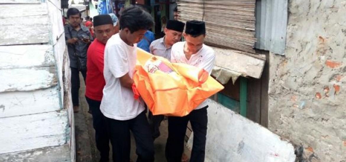 Jenazah korban digotong oleh warga (Foto : Rbtv.co.id)