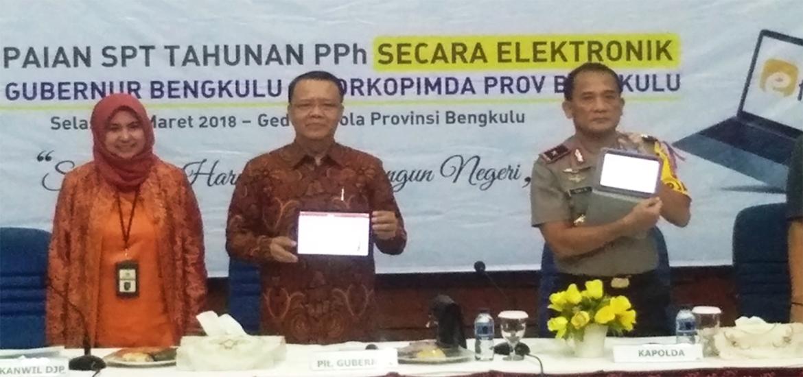 Penyampaian Secara Simbolis SPT Pajak oleh Plt Gubernur Bengkulu Rohidin Mersyah dan Kapolda Bengkulu Coki Manurung, Selasa (13/03/2018) di Gedung Pola   Provinsi Bengkulu