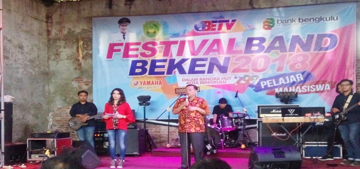Penjabat Walikota Budiman Ismaun saat Festival Band Bengkulu Beken, Minggu (18/3/2018)