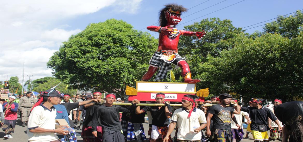 Pawai Seni ogoh–ogoh di Pura Kota Arga makmur.Kamis (15/3/2018)