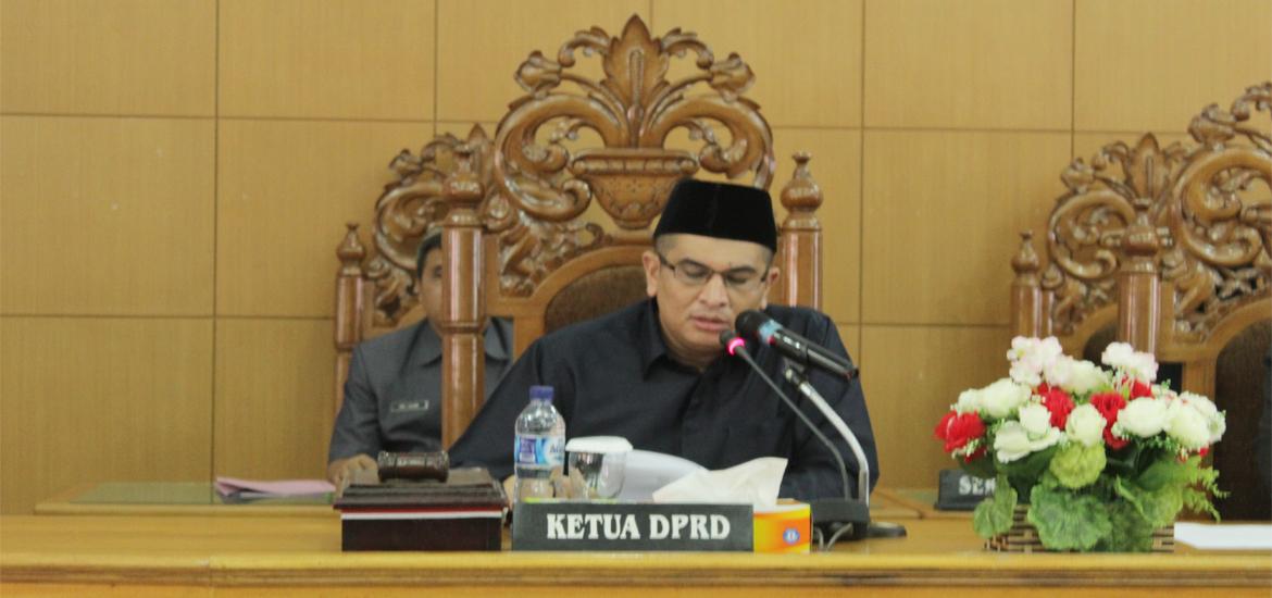 Ketua DPRD Bengkulu Utara Aliantor Harahap memimpin rapat paripurna