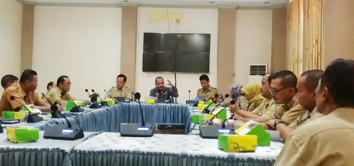 Sekretaris Daerah (Sekda) Drs. Muzakir Hamidi menggelar rapat kerja bersama beberapa OPD di ruang rapat Bupati, Desa Ujung Karang, Kecamatan Karang Tinggi Kabupaten Benteng, Selasa (13/03/2018). Sumber Foto : bengkulutengahkab.go.id