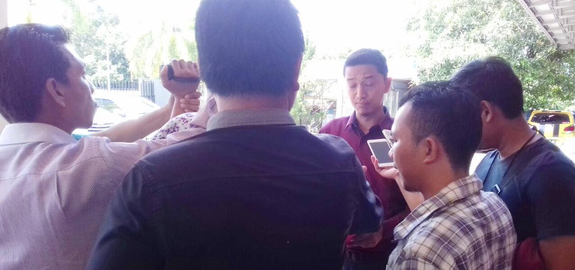 Tim Hukum Helmy - Dedy memberikan keterangan saat di Polda Bengkulu, Selasa (20/3/2018)