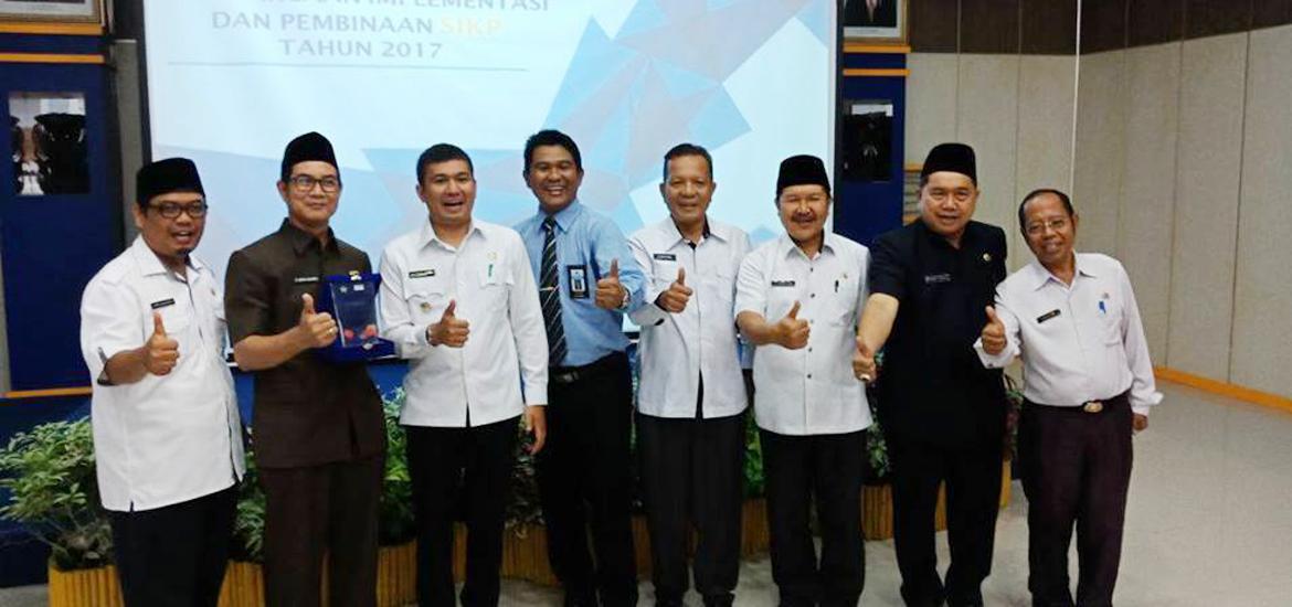 Dinas Koperasi Kota Bengkulu menerima penghargaan atas Implementasi Tertinggi Sistem Informasi Kredit dalam Program Kredit Usaha Rakyat (KUR) Di wilayah Provinsi Bengkulu Tahun 2017