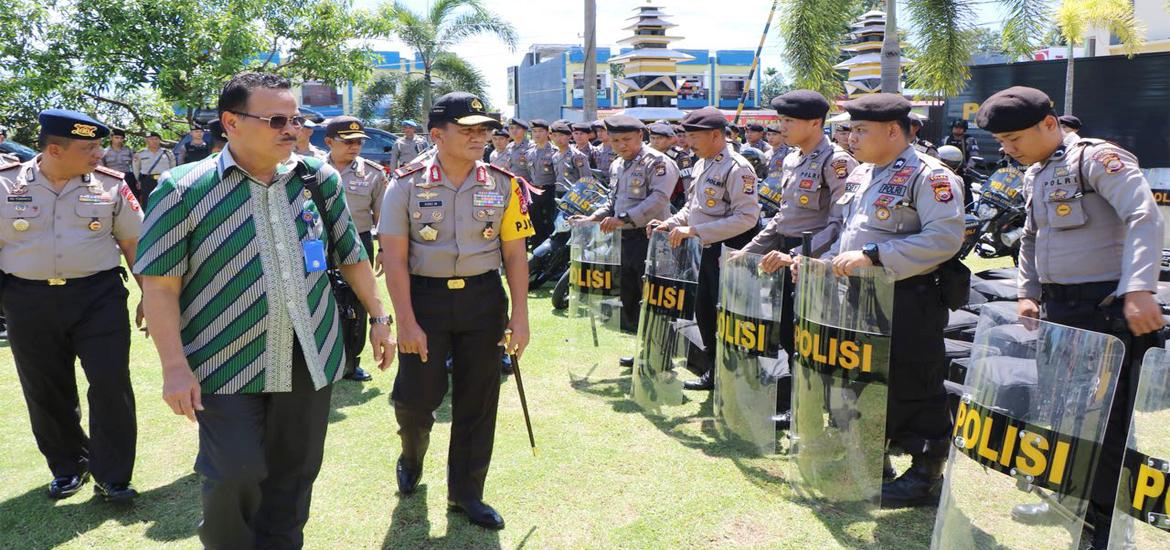 Ketua Rombongan Kompolnas Irjen Pol  ( Purn ) Drs. Yotje Mende, M. Hum didampingi Kapolda Bengkulu Coki Manurung saat mengecek secara langsung seluruh peralatan dan kendaraan yang akan di gunakan dalam pengamanan Pilwakot Bengkulu 2018. (Sumber Foto : tribratanewsbengkulu.com)