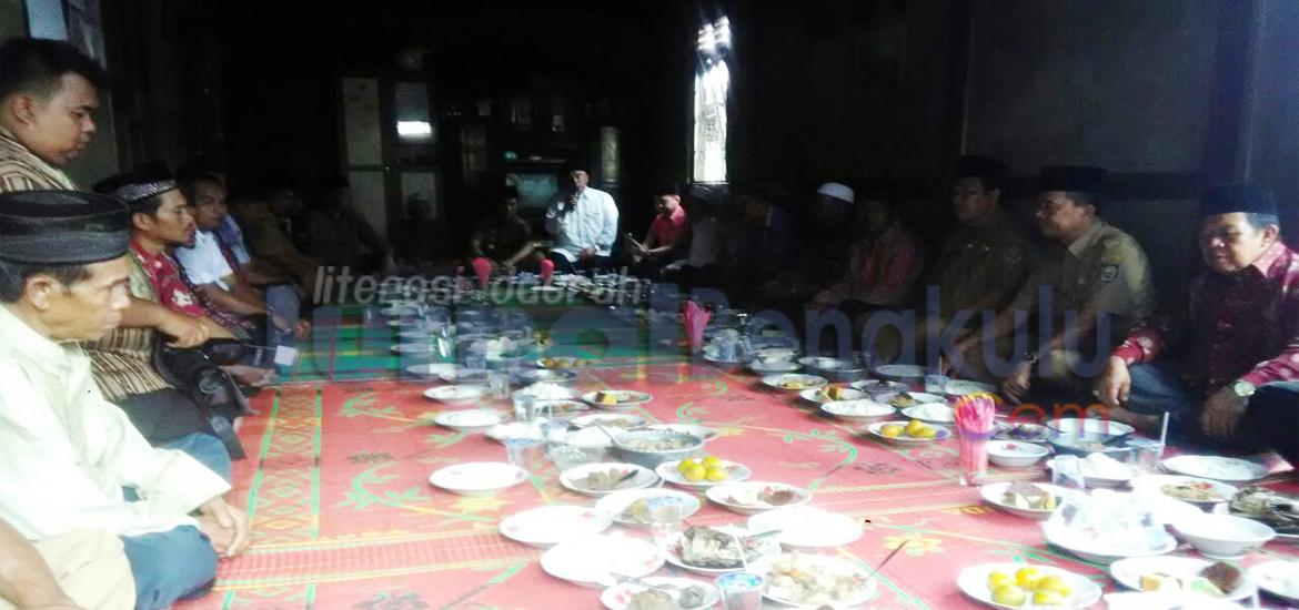Bupati Bengkulu Tengah Ferry Ramli mengunjungi Keluarga Besar Raden Sandang di Desa Rajak Besi, Kecamatan Merigi Sakti, Senin (19/03/2018)